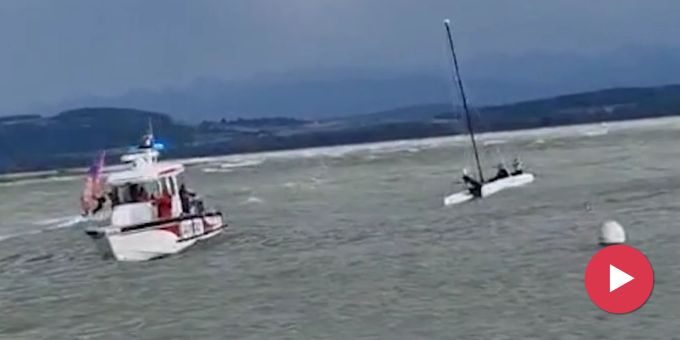Neuenburgersee - Retter holen Teenies mit Katamaran aus 2-Meter-Wellen