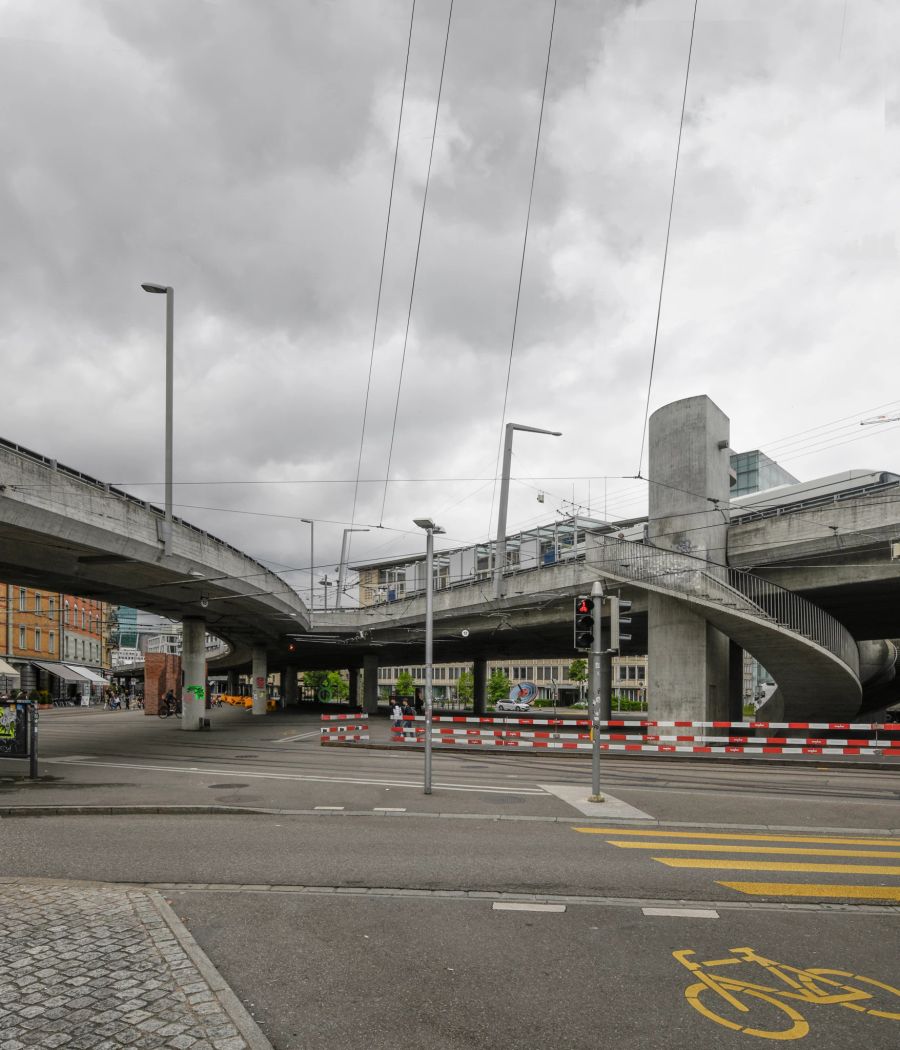 Die Hardbrücke vor der Begrünung.