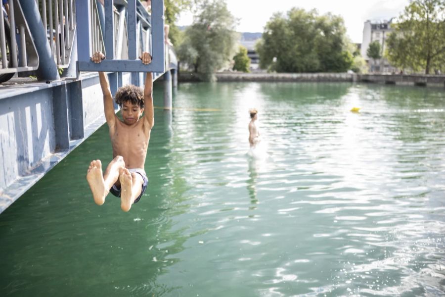 Ein Sprung ins Wasser hingegen sorgt für Abkühlung.