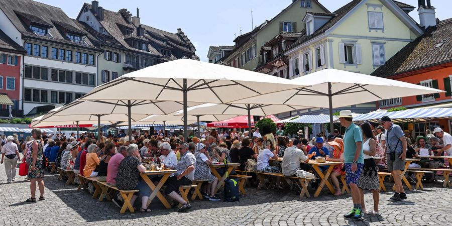 Festwirtschaft auf dem Landsgemeindeplatz. - Stadt Zug