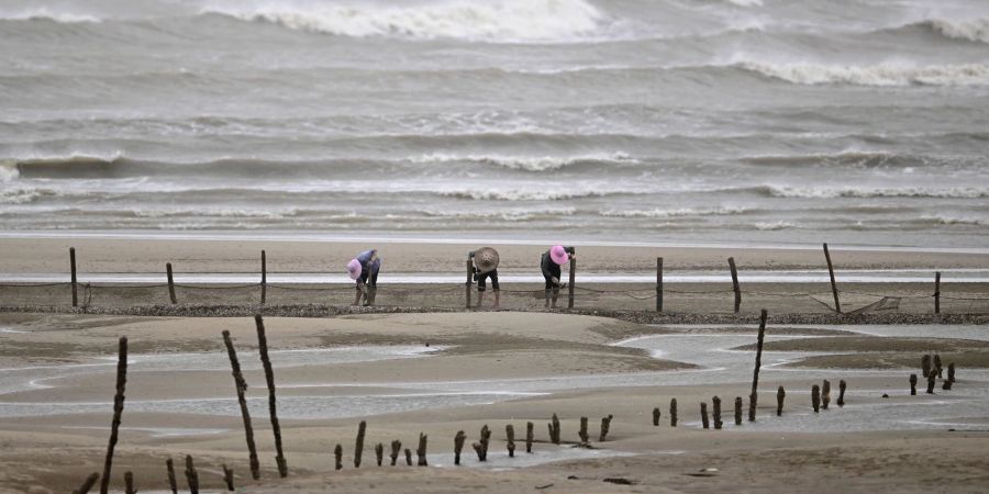 Sicherheit geht vor: Fischer beenden ihre Arbeit am Strand in Fuzhou.