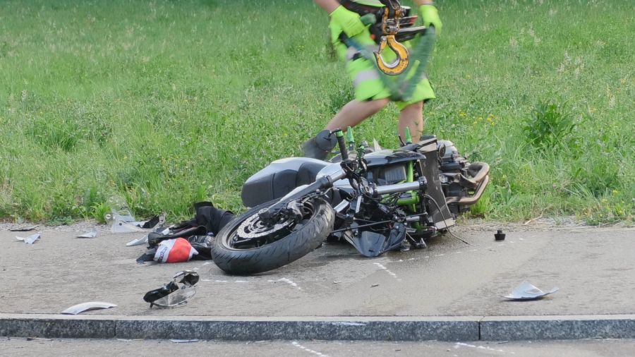 Bei einem Verkehrsunfall ist am Montagabend (10.7.2023) in Ottikon (Gemeindegebiet Gossau) eine Motorradfahrerin schwer verletzt worden.