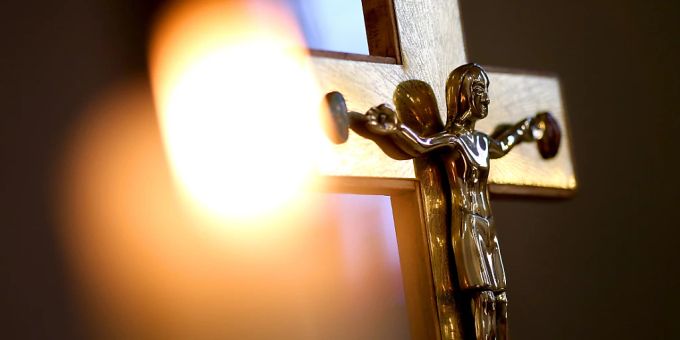 Mehr als eine halbe Million Menschen in Deutschland sind 2022 aus der katholischen Kirche ausgetreten. Foto: Ronny Hartmann/dpa katholische Kirche austritt
