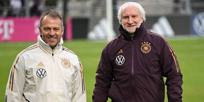 DFB-Sportdirektor Rudi Völler (r.) stärkt Bundestrainer Hansi Flick den Rücken. Arne Dedert/dpa Hans Flick (l.) und Rudi Völler
