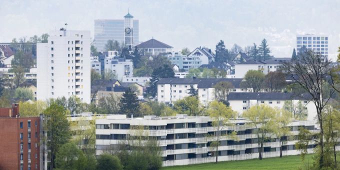Unerfreuliche Nachrichten: Derzeit erhalten zahlreiche Mieterinnen und Mieter Briefe mit Mietzinserhöhungen von ihren Verwaltungen. Offenbar sind diese oftmals ungerechtfertigt. mietzins