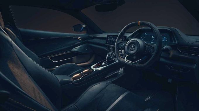 Puristen schätzen die intime Enge und die Fokussiertheit auf den Fahrer 2023 Lotus Emira 360