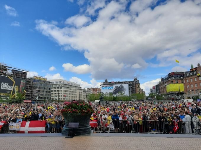 Tour-Sieger Jonas Vingegaard wird auf dem Kopenhagener Rathausplatz von vielen Fans empfangen. Rathausplatz Kopenhagen Jonas Vingegaard