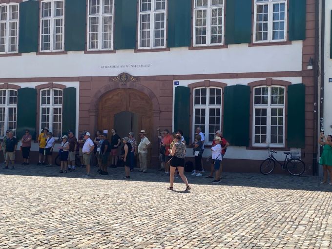 Flucht in den Schatten auf dem Münsterplatz. Basel