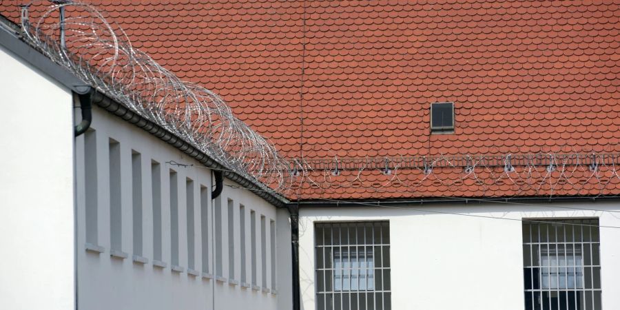 Die Justizvollzugsanstalt im schwäbischen Kaisheim. Wegen einer mutmasslichen Beziehung zu einem Häftling und Korruptionsverdachts muss sich eine ehemalige Justizbeamtin vor dem Amtsgericht verantworten.