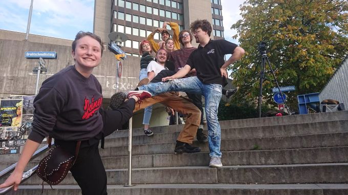 Wollen junge Leute mit satirischem Zugang an die Urne bringen - Die Guten aus Zürich Die Guten