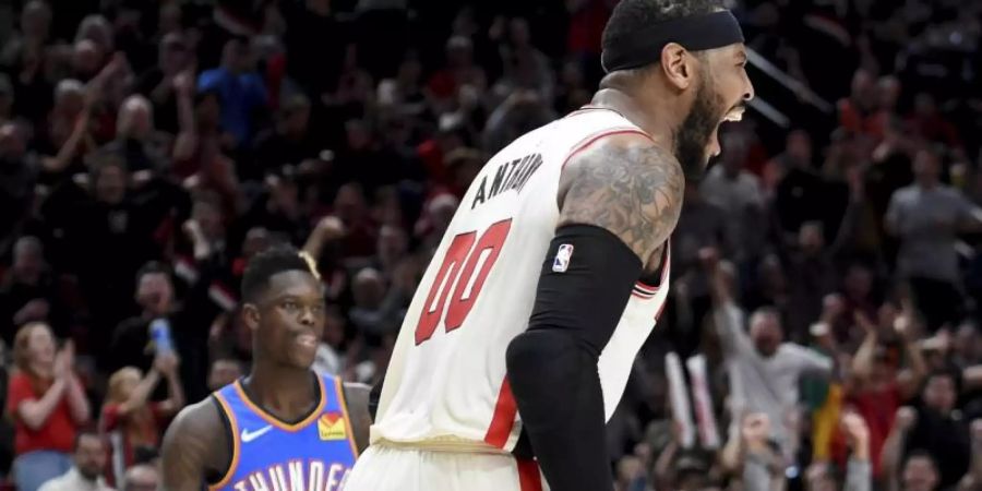 Dennis Schröder (l) und seine Oklahoma City Thunder hatten gegen Carmelo Anthony und die Portland Trail Blazers keine Chance. Foto: Steve Dykes/AP/dpa