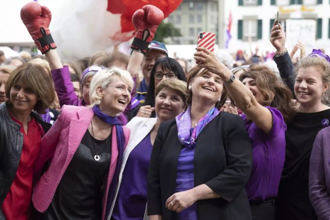 Sibel Arslan, Nationalraetin GP-BS, rechts, macht ein Selfie mit Ex-Nationalratspräsidentin Marina Carobbio Guscetti, Bundesrätin Viola Amherd und Nationalrätin und neuen Nationalratspräsidentin Isabelle Moret (v.r.n.l.) bei einer Kundgebung zum Frauenstreik auf dem Bundesplatz, am Freitag, 14. Juni 2019 in Bern. Isabelle Moret