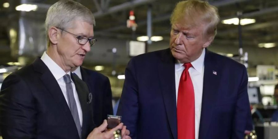 Bei der Fabrikbesichtigung in Austin hielt Tim Cook (l) dem US-Präsidenten einen längeren Vortrag darüber, wie wichtig der Produktionsstandort USA für Apple sei. Foto: Evan Vucci/AP/dpa