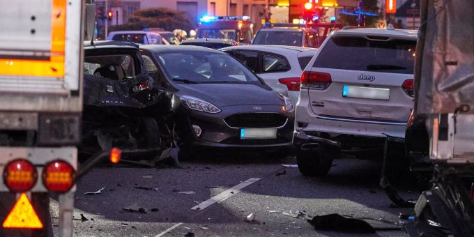 Ein Lastwagen ist in Limburg an der Lahn mehreren Fahrzeugen aufgefahren. limburg an der lahn
