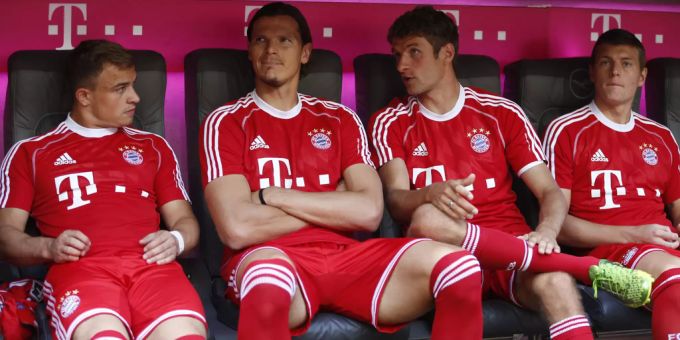 Xherdan Shaqiri (links) auf der Bayern-Bank, daneben Daniel van Buyten, Thomas Müller und Toni Kroos. Xherdan Shaqiri
