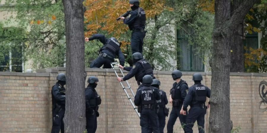 Einsatzkräfte in Halle