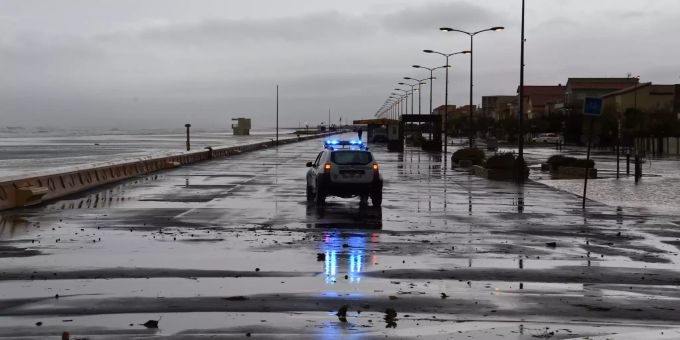 Nach den nächtlichen Stürmen vom 23. Oktober 2019 fährt ein Polizeiauto entlang der Strandpromenade von Narbonne in Südfrankreich . unwetter südfrankreich