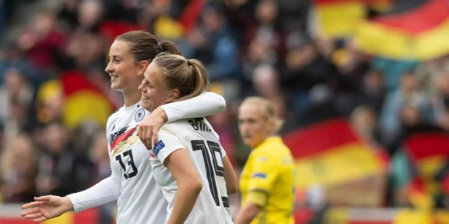 Deutschlands Däbritz (l) und Bühl jubeln nach einem Treffer. Wie im Hinspiel schlagen die DFB-Damen die Ukraine mit 8:0. Foto: Bernd Thissen/dpa