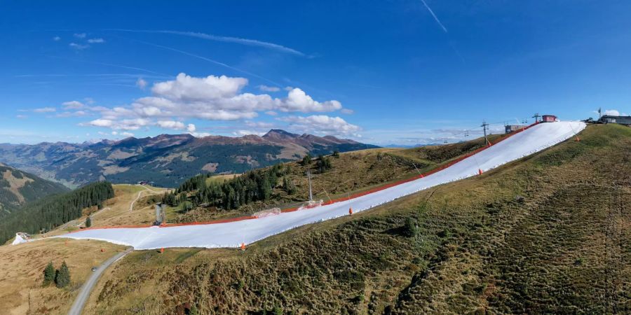 Schneeband im Grünen bei Kitzbühel