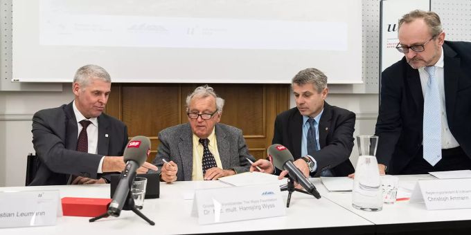Der Unternehmer und Mäzen Hansjörg Wyss, der Berner Regierungspräsident Christoph Ammann und der Rektor der Universität Bern, Christian Leumann. Hansjörg Wyss Christoph Ammann Christian Leumann