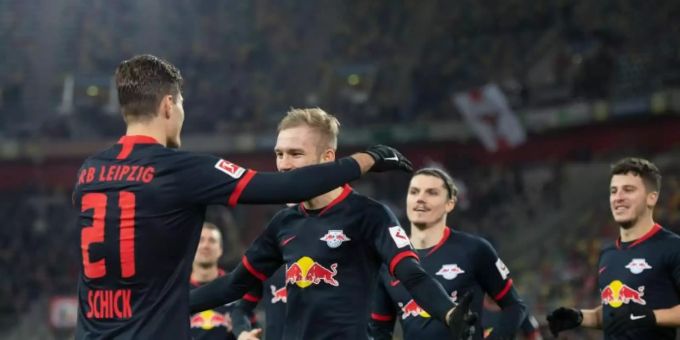 Leipzigs Patrik Schick (l-r) jubelt mit Konrad Laimer, Marcel Sabitzer und Diego Demme über seinen Treffer zum 1:0. Foto: Bernd Thissen/dpa Leipzigs Patrik Schick (l-r) jubelt mit Konrad Laimer, Marcel Sabitzer und Diego Demme über seinen Treffer zum 1:0. Foto: Bernd Thissen/dpa