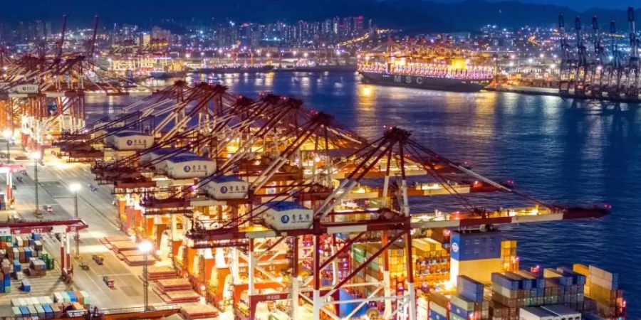 Containerschiffe liegen im Hafen von Qingdao. Foto: Yu Fangping/SIPA Asia via ZUMA Wire/dpa