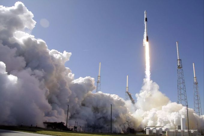 Eine Rakete startet bei Cape Canaveral (USA). Space Station