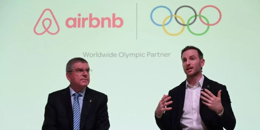 IOC-Präsident Bach (li.) und Airbnb-Mitgründer Joe Gebbia in London