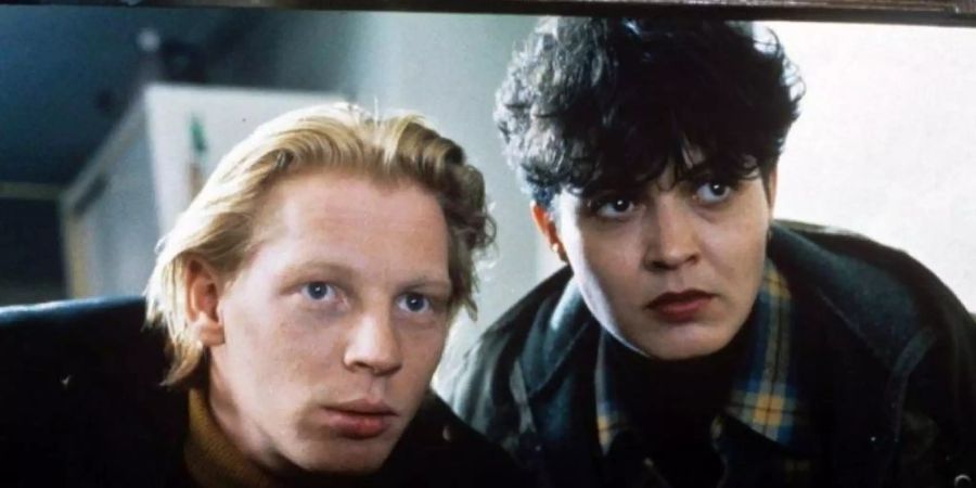 In ihrem dritten Fall «Tatort - Der Tod im Häcksler arbeitete Lena Odenthal (Ulrike Folkerts) 1991 mit dem jungen Ortspolizisten Stefan Tries (Ben Becker) zusammen. Foto: SWR/Johannes Hollmann