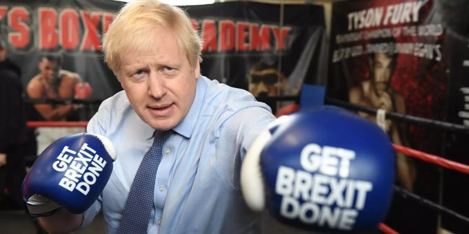 dpatopbilder - 19.11.2019, Grossbritannien, Wythenshawe: Boris Johnson, Premierminister von Grossbritannien, in Aktion bei einem Besuch in Jimmy Egans Boxschule. Der Termin ist Teil des Wahlkampfes, denn zum 12. Dezember 2019 sind Neuwahlen angesetzt. Foto: Stefan Rousseau/PA Wire/dpa +++ dpa-Bildfunk +++ Wahlkampf in Grossbritannien