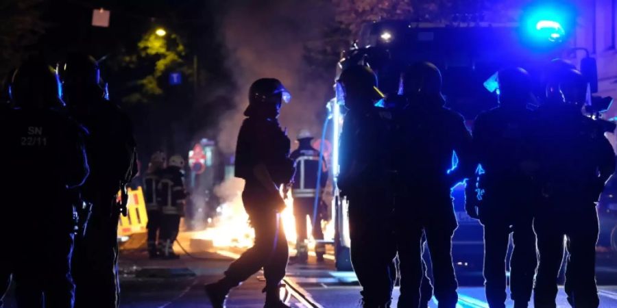 Polizei und Feuerwehr bei Einsatz in Leipzig-Connewitz