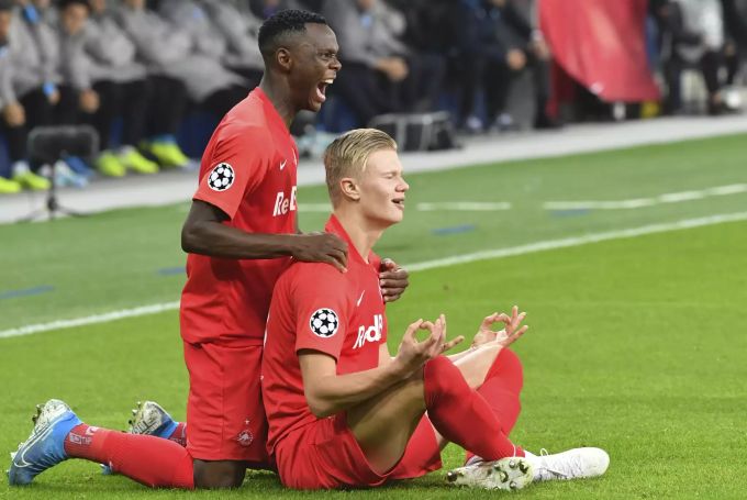 Erling Haaland (r.) von Red Bull Salzburg jubelt mit Teamkollege Patson Daka in der Champions League. Red Bull Salzburg