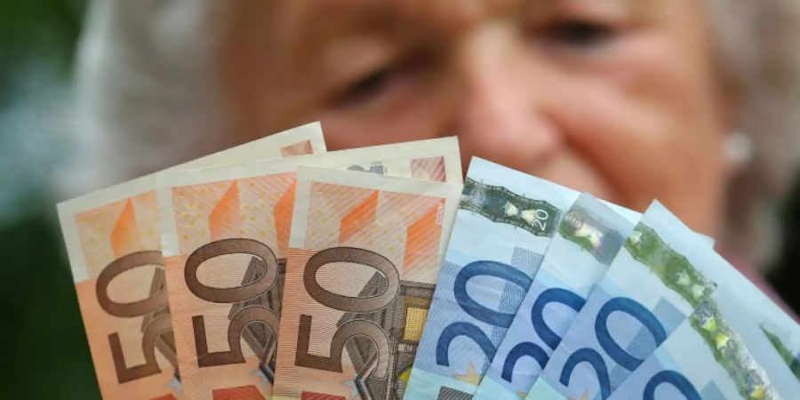 Rentnerin mit Euro-Scheinen