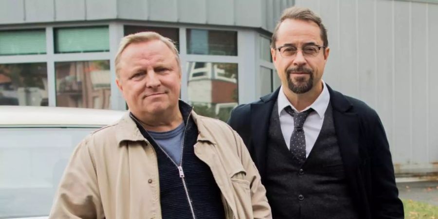 Axel Prahl als Kommissar Thiel (l) und Jan Josef Liefers als Professor Karl-Friedrich Boerne sind die Quotenkönige beim «Tatort». Foto: Rolf Vennenbernd/dpa