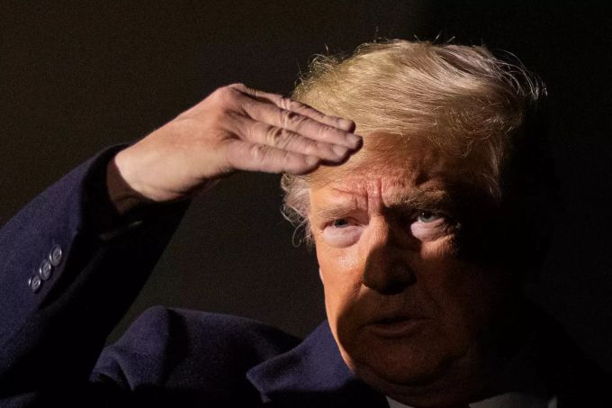 Präsident Donald Trump schützt seine Augen vor dem grellen Licht, während er mit Reportern spricht, bevor er das Weisse Haus in Washington für eine Reise nach New York City verlässt. Trump und das Wahljahr 2020