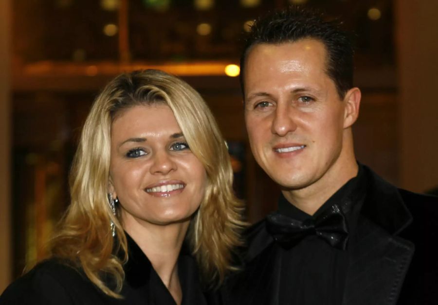 Ein Bild aus glücklichen Tagen: Corinna und Michael Schumacher lächeln in die Kamera.