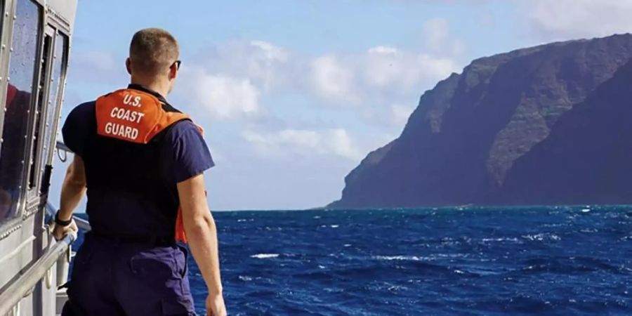 Auch die Küstenwache hat sich der bei der Suche nach einem vermissten Ausflugshubschrauber vor der hawaiianischen Insel Kauai beteiligt. Foto: Lt. J.G. Daniel Winter/US Coast Guard/AP/dpa