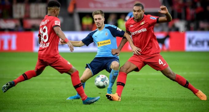Patrick Herrmann (Borussia Mönchengladbach, Mitte), versucht, zwei Gegenspieler auszuspielen. Borussia Mönchengladbach