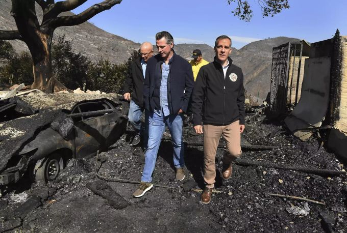Kaliforniens Gouverneur Gavin Newsom (2.v.l.) neben Eric Garcetti (r), Bürgermeister von Los Angeles, bei der Besichtigung der vom Brand betroffenen Gebiete. donald trump