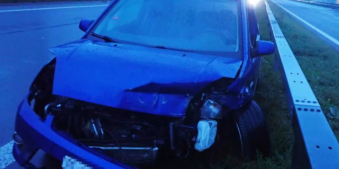 Der Autofahrer wurde bei dem Unfall mittelschwer verletzt. Unfall