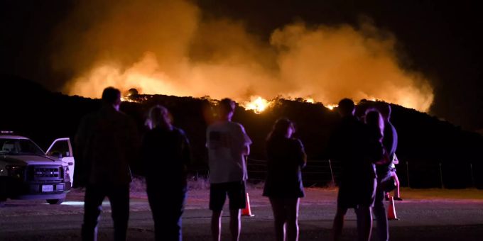 Bewohner beobachten einen Waldbrand. Nach absichtlichen Stromabschaltungen wegen erhöhter Waldbrandgefahr haben in Nordkalifornien Hunderttausende Menschen im Dunkeln gesessen. Waldbrände in Kalifornien
