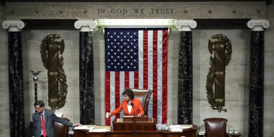 Die Vorsitzende des US-Repräsentantenhauses, Nancy Pelosi, während der Abstimmung