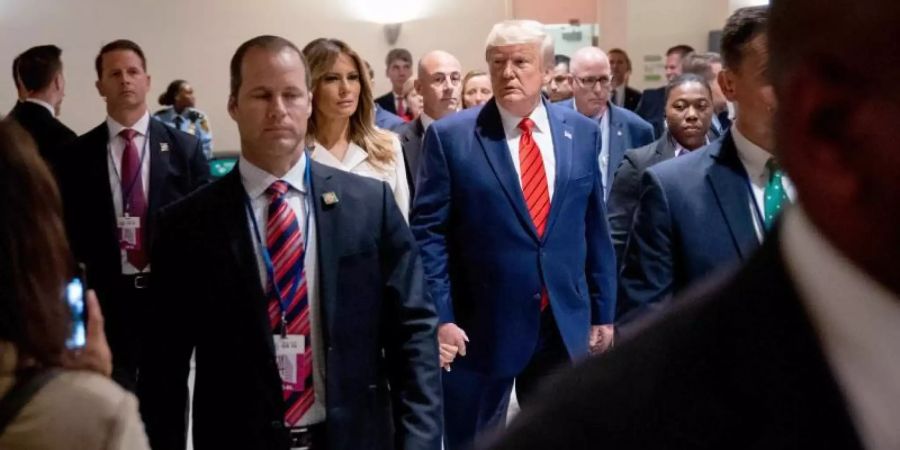 US-Präsident Donald Trump (Mitte r) geht nach seiner Rede bei der Generaldebatte der UN-Vollversammlung bei den Vereinten Nationen mit seiner Ehefrau Melania Trump zum Bilateralen Gespräch mit der Bundeskanzlerin. Foto: Kay Nietfeld