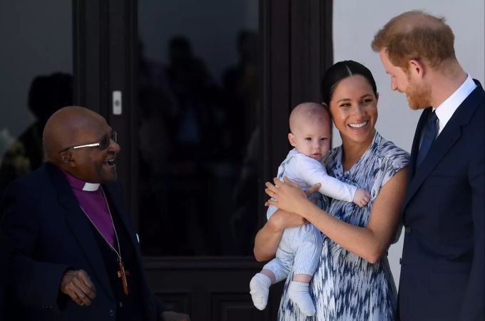 Der kleine Bub gleicht ohne Frage seinem Papi. meghan markle harry afrika
