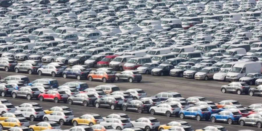 Fahrzeuge des Volkswagen-Konzerns stehen im Hafen von Emden zur Verschiffung bereit. Foto: Jörg Sarbach/dpa