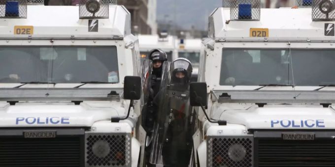 Eine nordirische Polizeistreife in Belfast. (Symbolbild) Belfast Polizei Granate