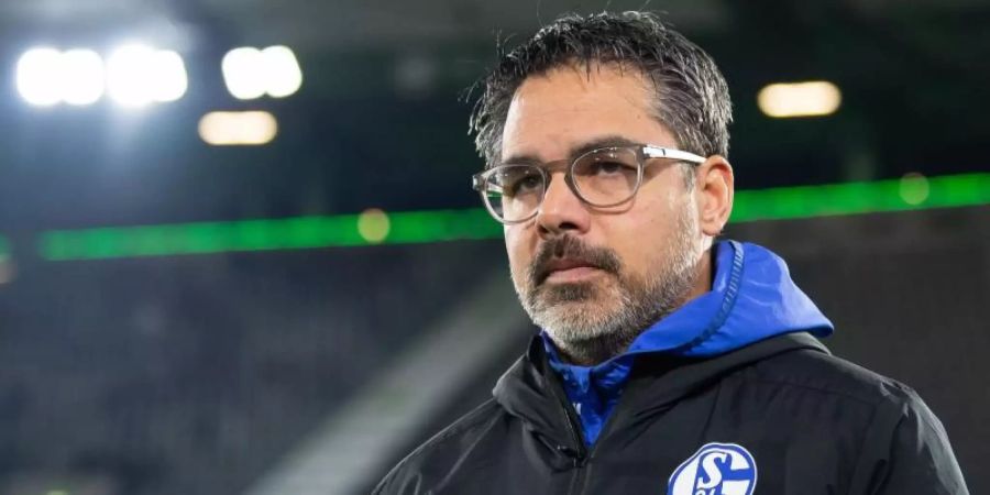 Schalke-Trainer David Wagner trifft mit seinem Team auf den SC Freiburg. Foto: Swen Pförtner/dpa