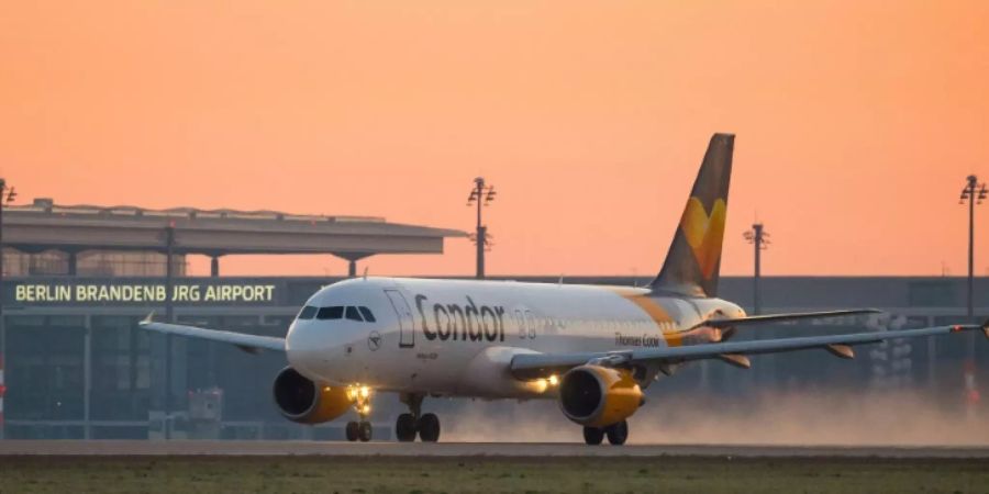 Condor-Maschine startet in Berlin-Schönefeld.