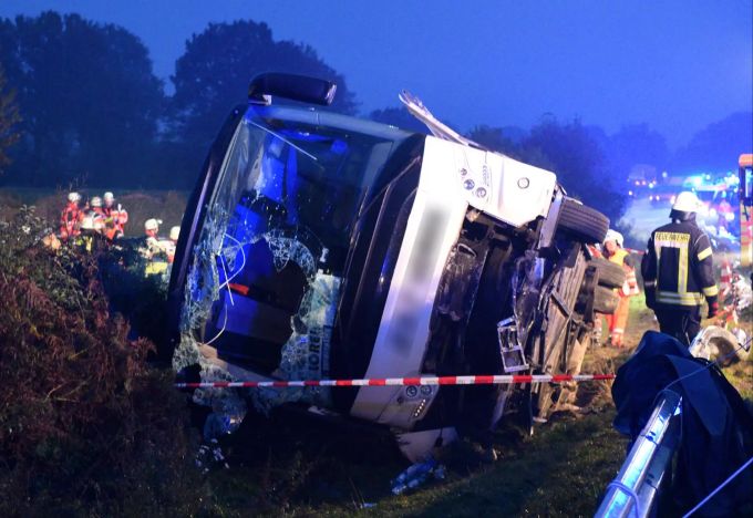 Ein Bus liegt neben der Autobahn A1 zwischen Stapelfeld und Barsbüttel im Graben. Zahlreiche Verletzte bei Busunfall