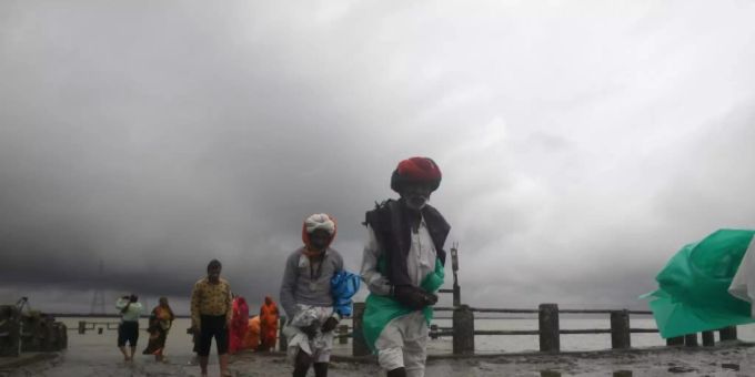 Menschen bringen sich vor Zyklon «Bulbul» in Sicherheit Menschen bringen sich vor Zyklon «Bulbul» in Sicherheit